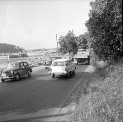 Drammensveien, 21.08.1958. Landskap med vei og biler (Fra ve