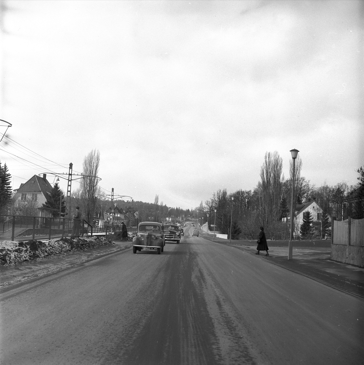 Sørkedalsveien, Oslo. Vei med boliger, biler samt forstadsbane.