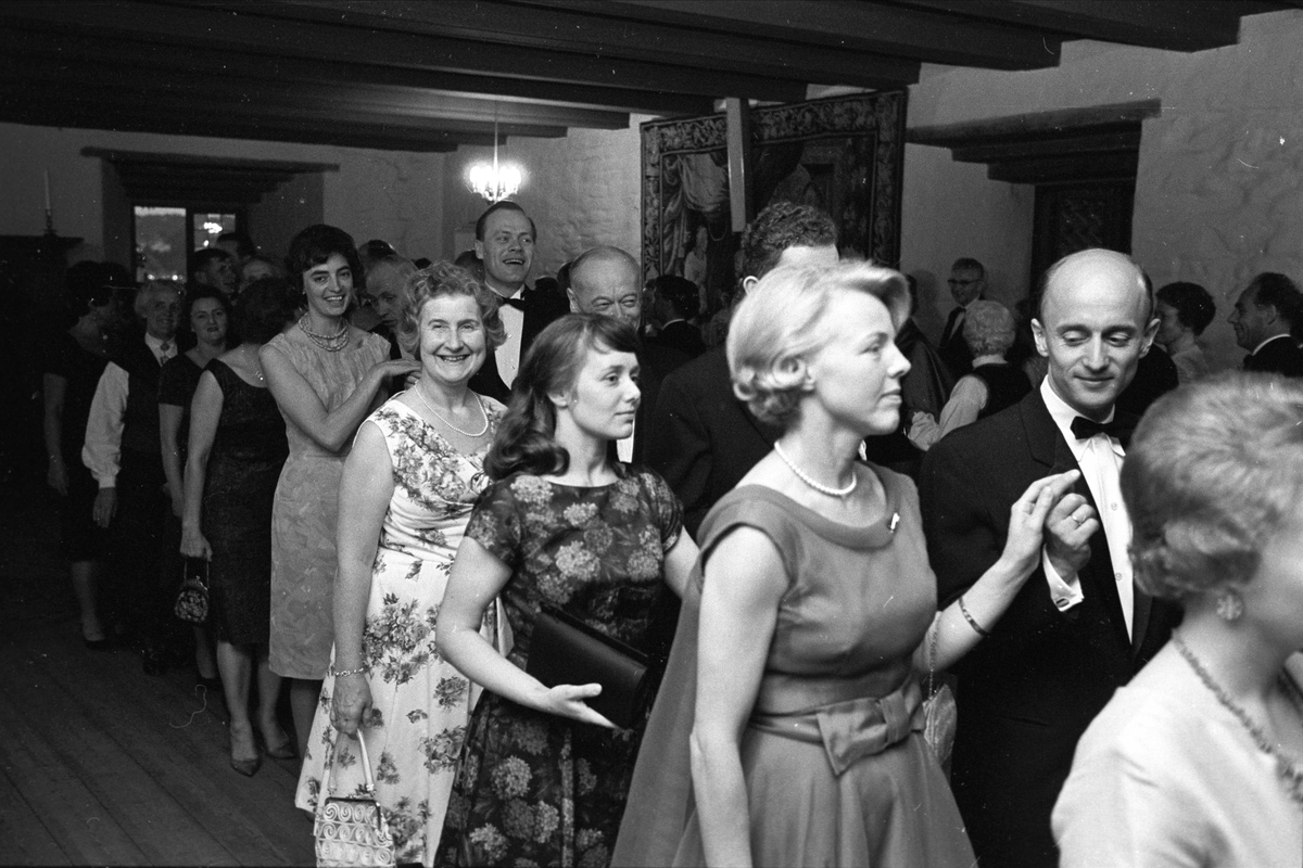 Oslo, 19.06.1965, Stortinget, avslutnings fest på Akershus slott, stortingsrepresentanter i festsalen, polonese, Kåre Willoch i forgrunnen.
