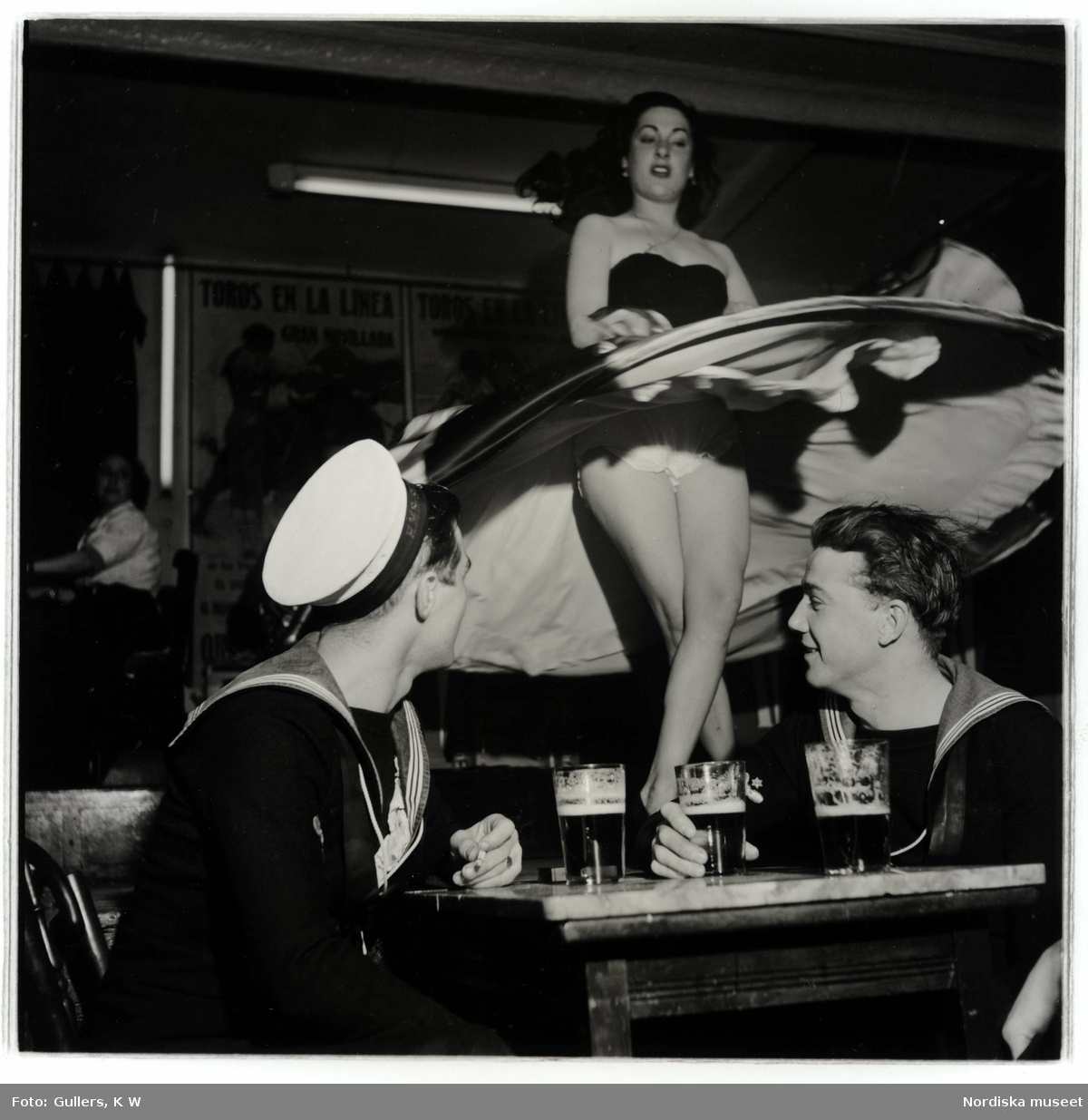 Två sjömän tittar på en dansös, Gibraltar, 1952