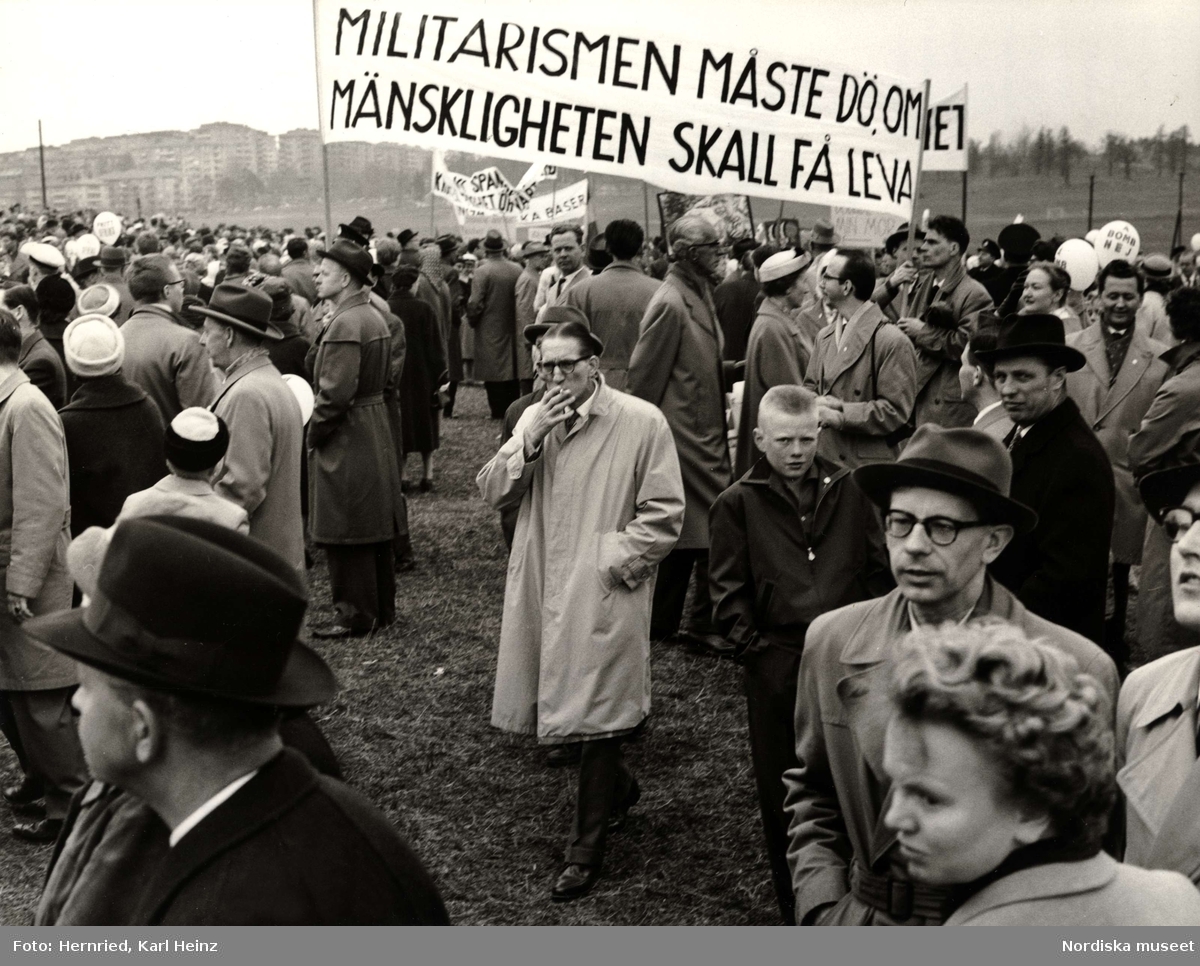 Demonstration 1:a maj. Plakat med texten "MILITARISMEN MÅSTE DÖ, OM MÄNSKLIGHETEN SKALL FÅ LEVA