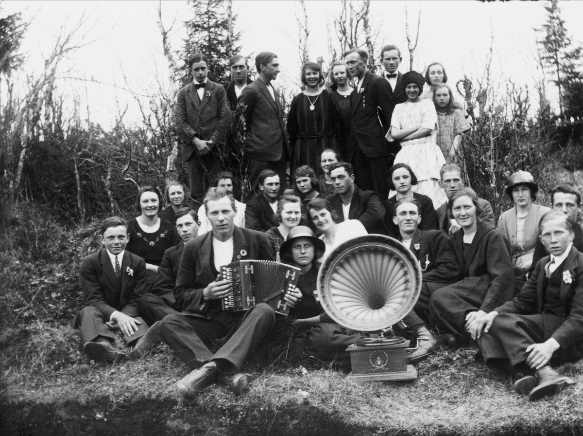 Ungdomar från Heden, Dalarna, med dragspel och trattgrammofon.