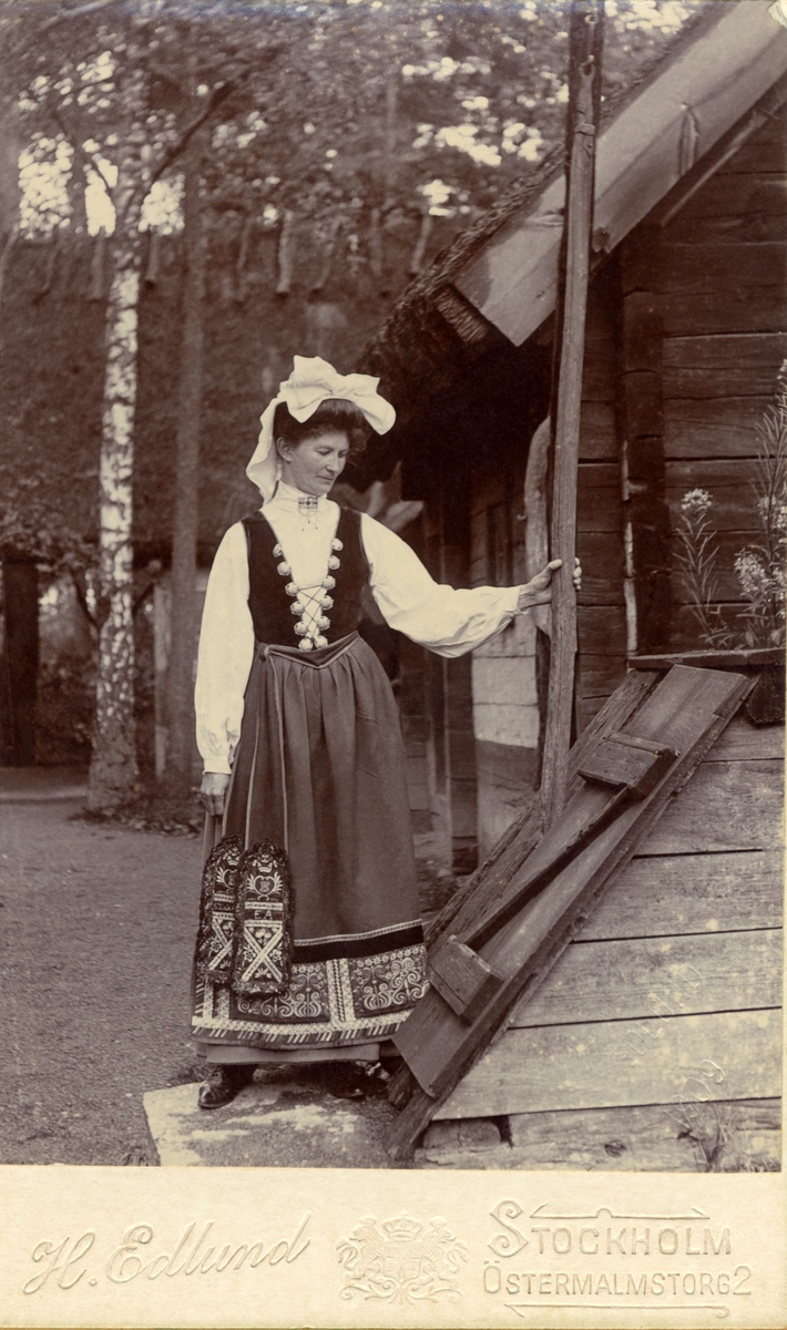 En kvinna poserar i en folkdräkt