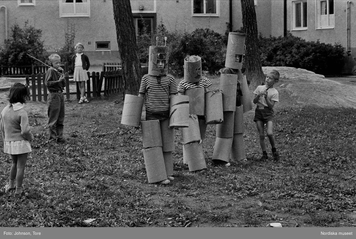"Robotar i Bandhagen". Barn utklädda till robotar med hjälp av papprör. Exteriör.