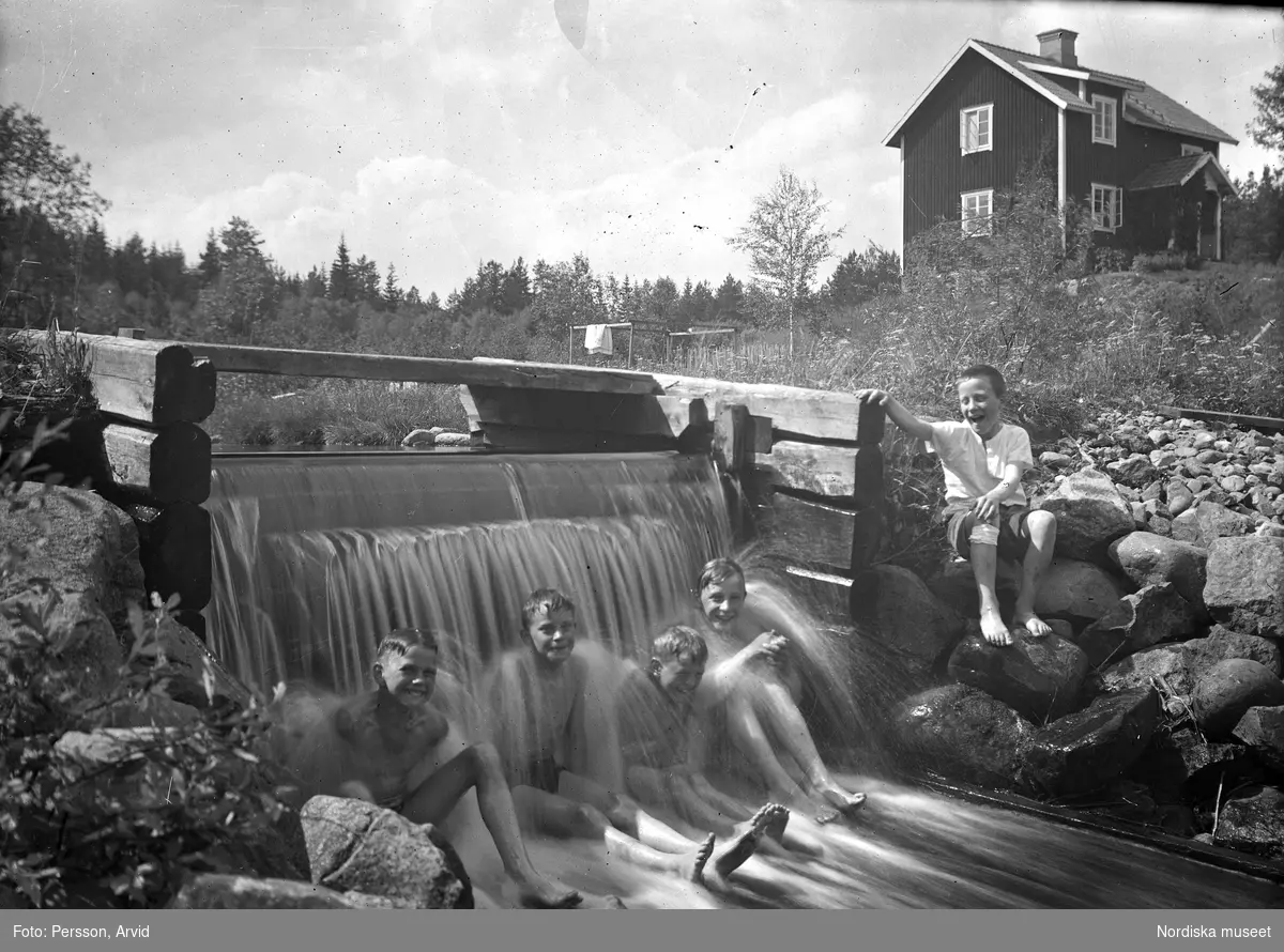 Barn som badar i en dammränna i Östvalla, Vörderås, Transtrand.