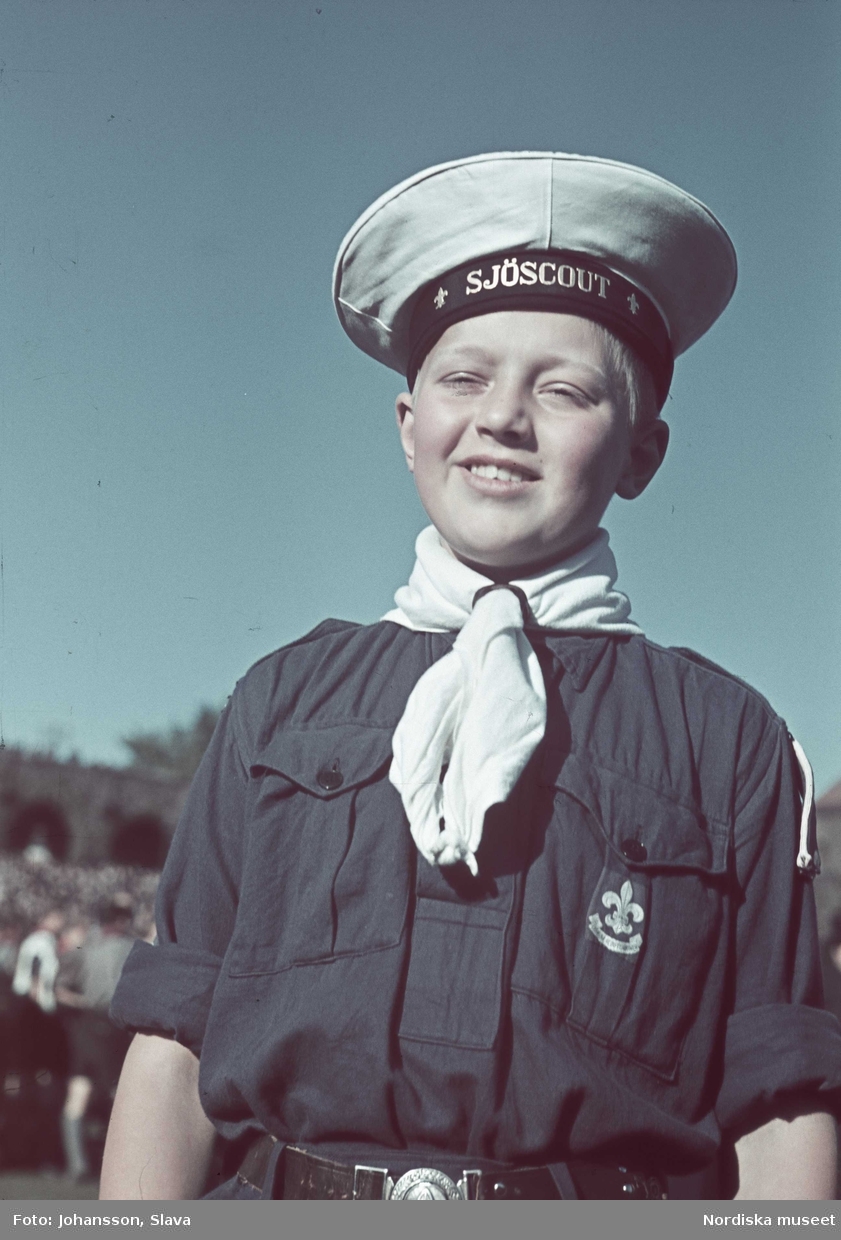 Pojke med sjöscoutsuniform.