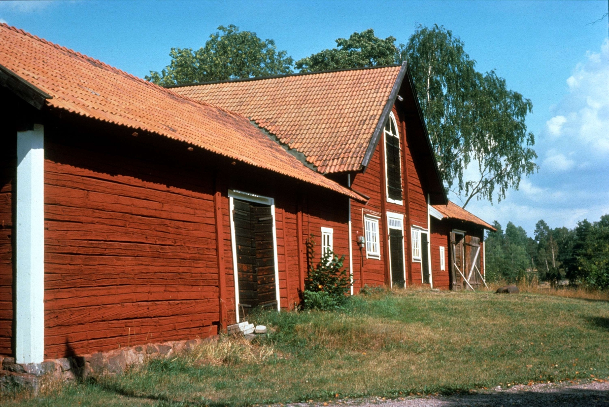 Stallbyggnad vid Kvallsta gård, Kvallsta, Östuna socken, Uppland 1975
