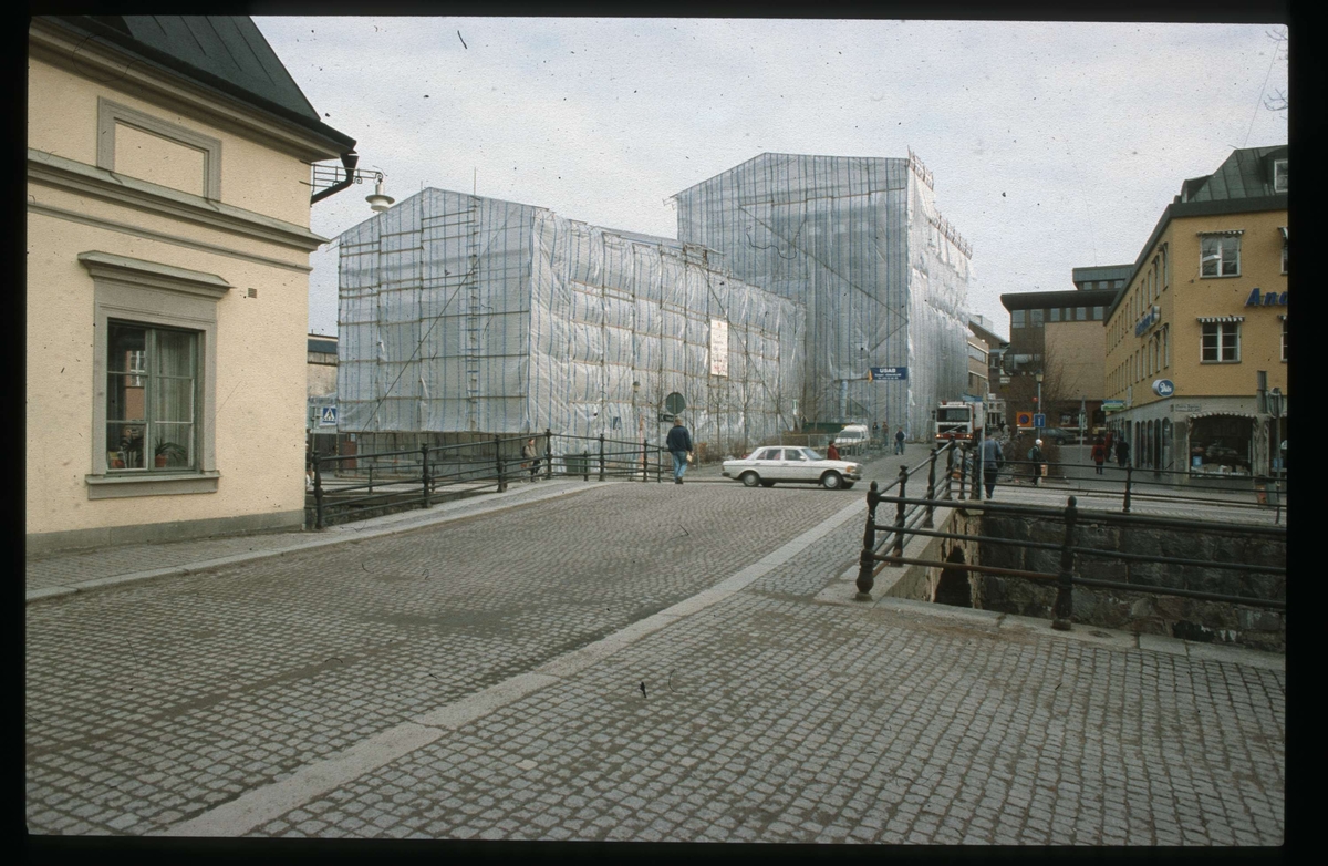 Theatrum Oeconomicum och Centralbadet inplastade, kvarteret Torget, Uppsala 1991