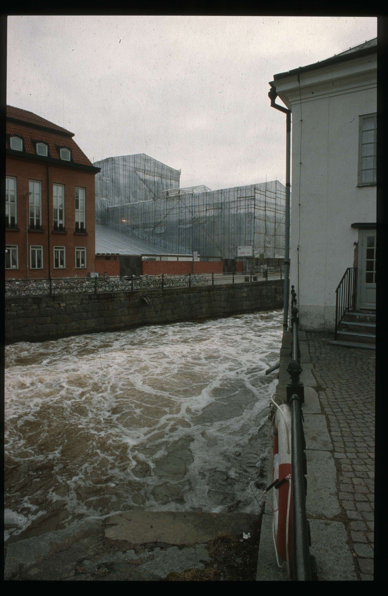Theatrum Oeconomicum och Centralbadet inplastade, kvarteret Torget, Östra Ågatan, Uppsala 1991