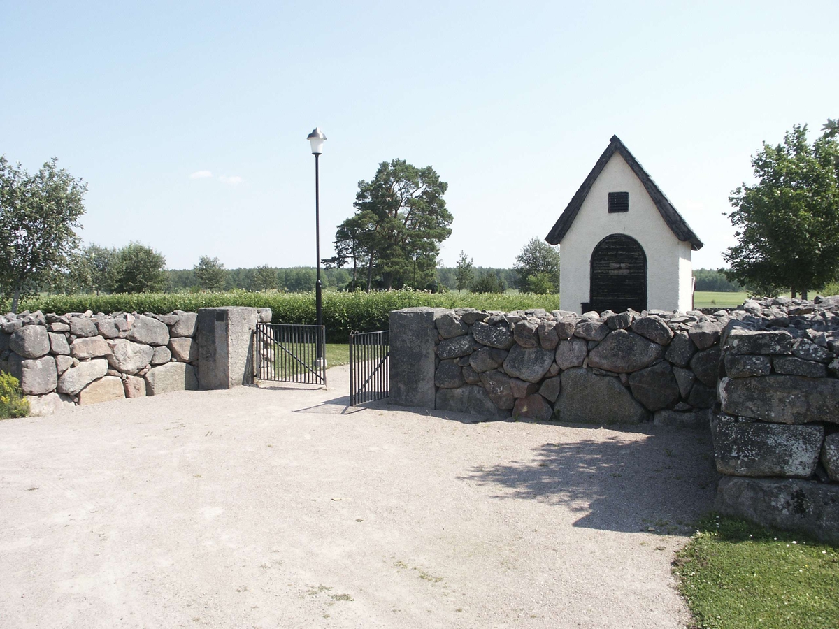 Kyrkogårdsmur vid Ekeby kyrka, Ekeby socken, Uppland juli 2006