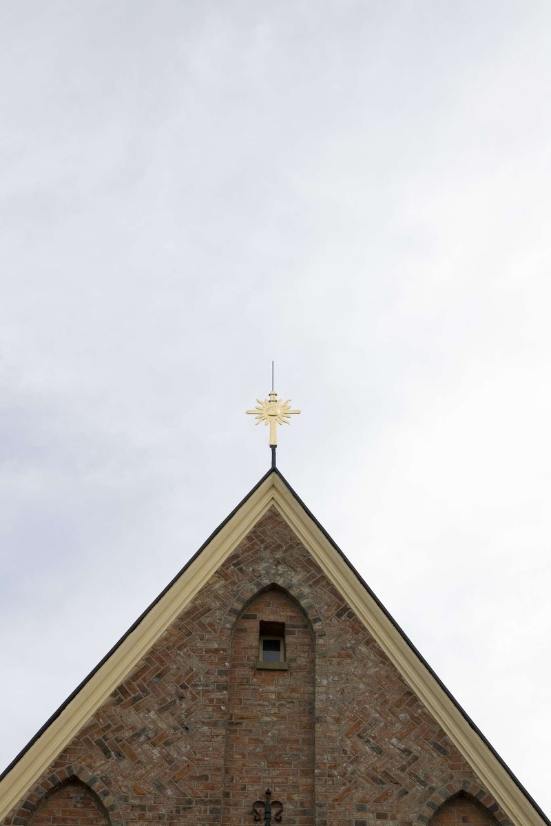 Tuna kyrka, Tuna socken, Uppland 2009. Nyförgyllt kors på långhusets västra gavelröste. 