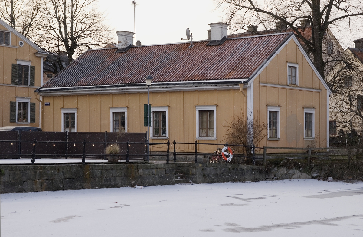 Till Walmstedtska gården hör också en ekonomibyggnad ner mot ån, kvarteret Karin, Uppsala 2009