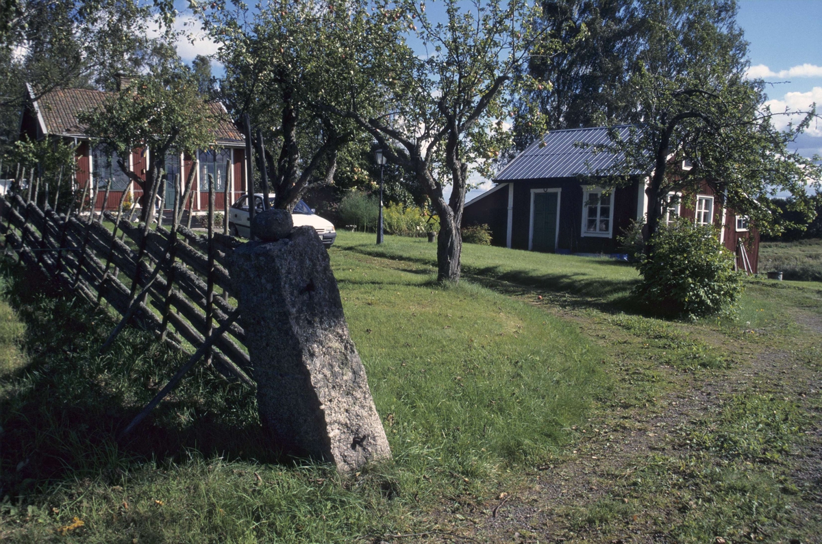 Hankgärdesgård och grindstolpe i sten, Tierps prästgård, Tierps socken, Uppland 2000