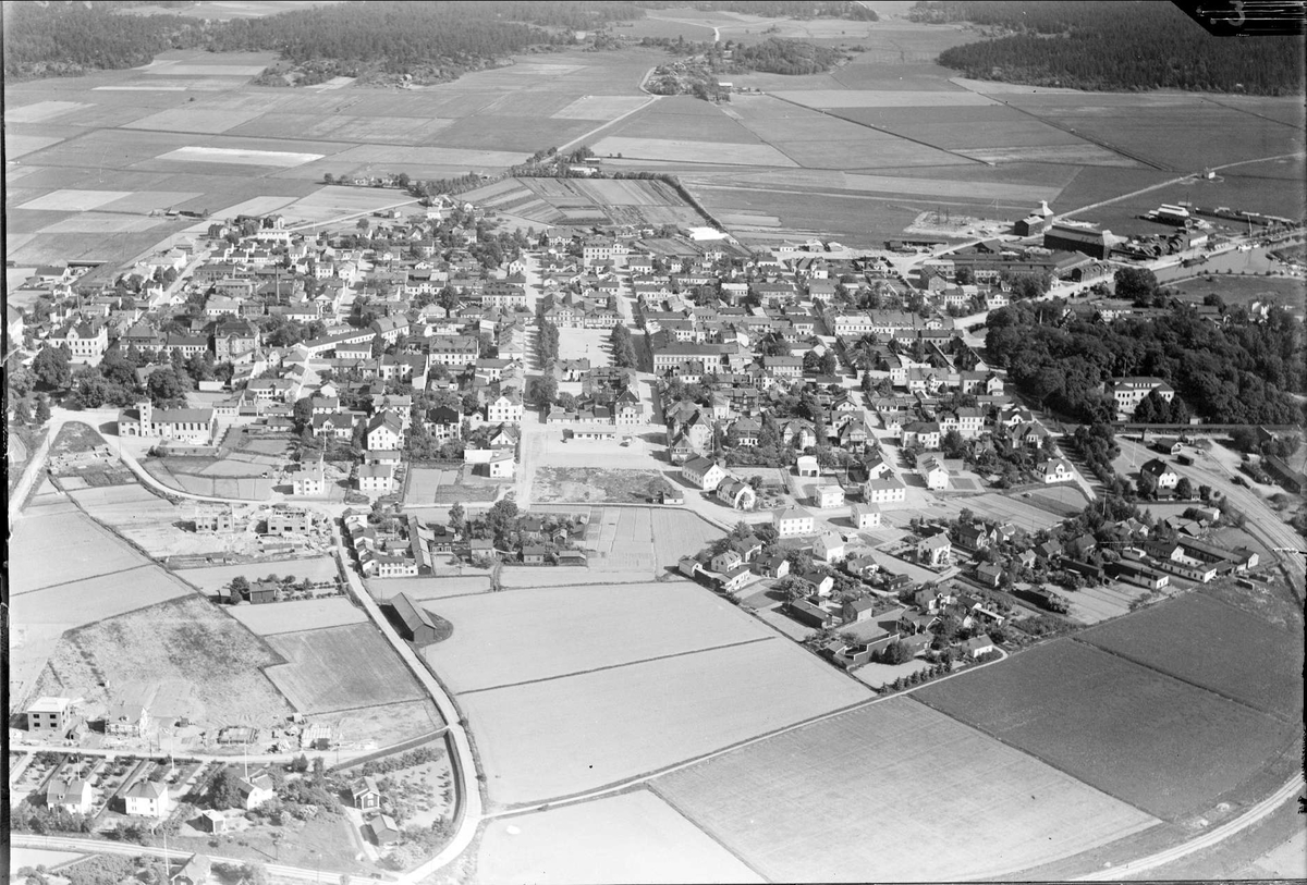 Flygfoto över Enköping med omgivande odlingslandskap 1936