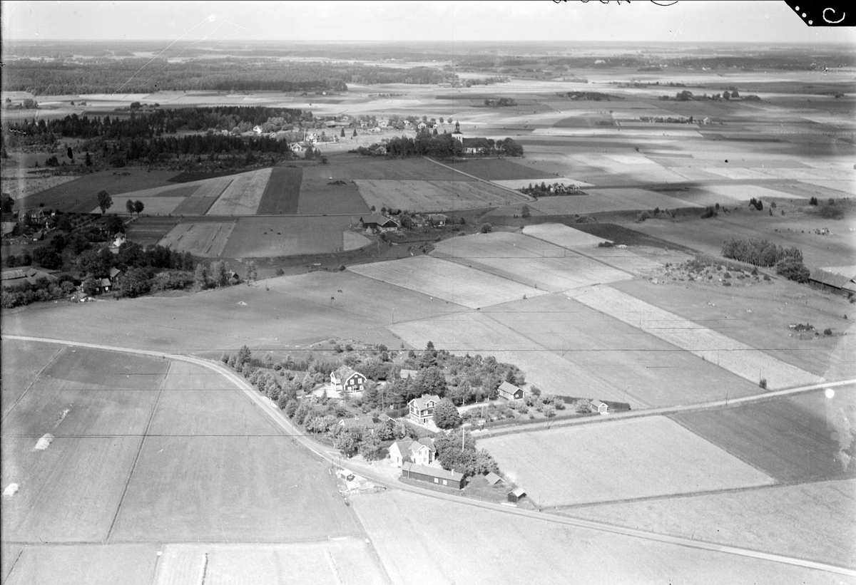 Flygfoto över Skuttunge, Skuttunge socken, Uppland med omgivande landskap år 1936