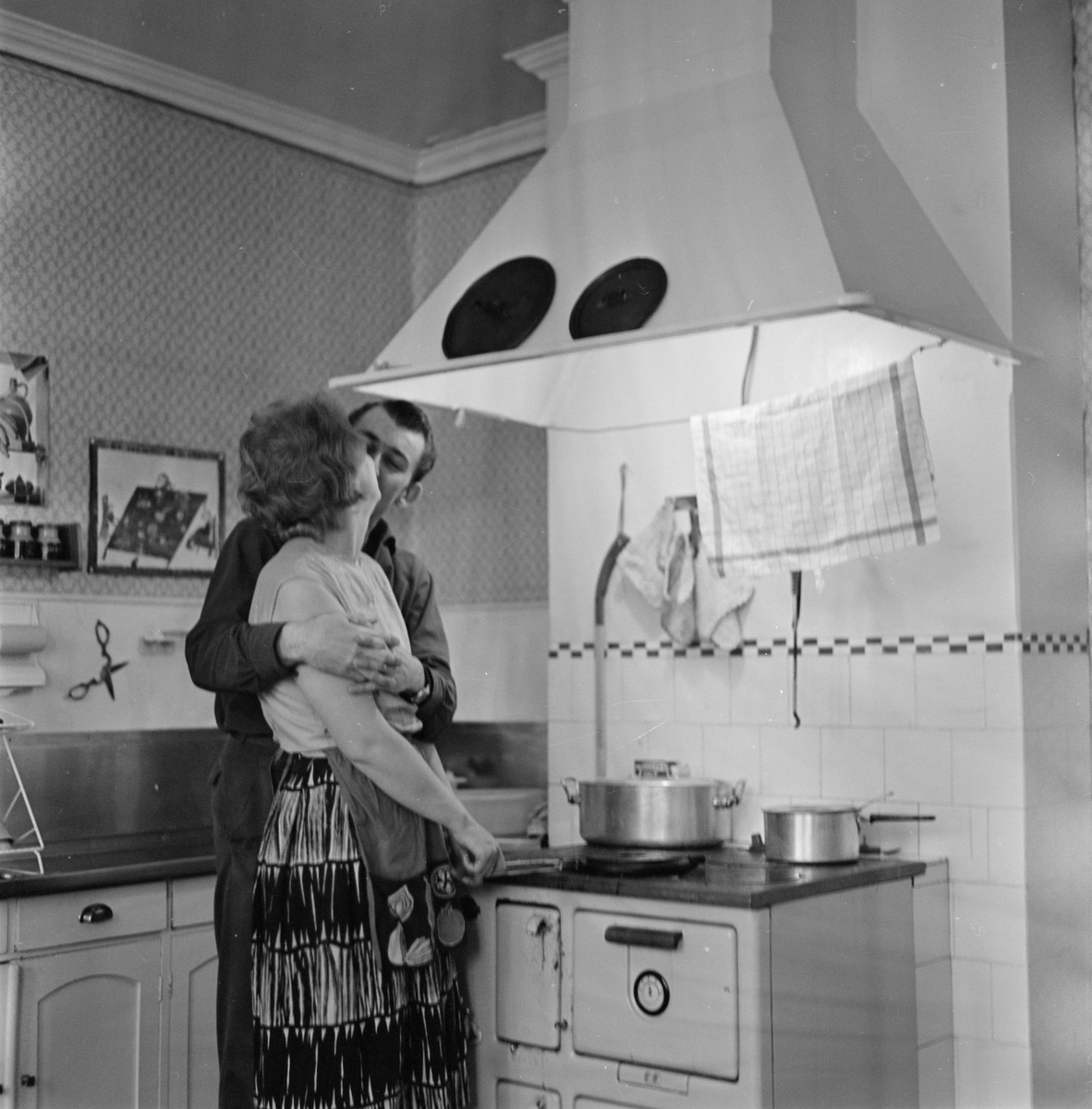 Sannolikt fotograf Gunnar Sundgrens dotter Christina med sin man i köket hemma i Gävle, Gästrikland