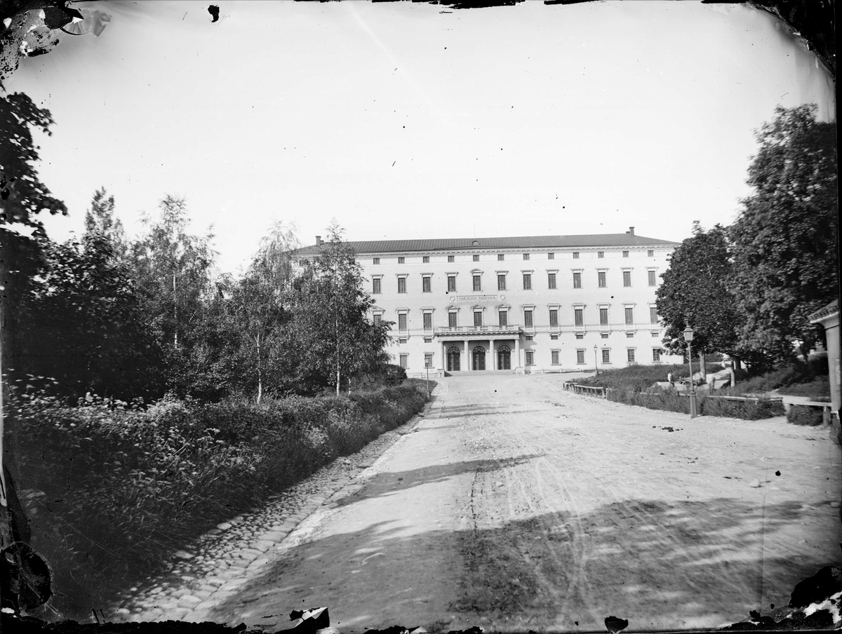 Uppsala universitetsbibliotek och Carolinabacken, Uppsala sannolikt 1860-tal