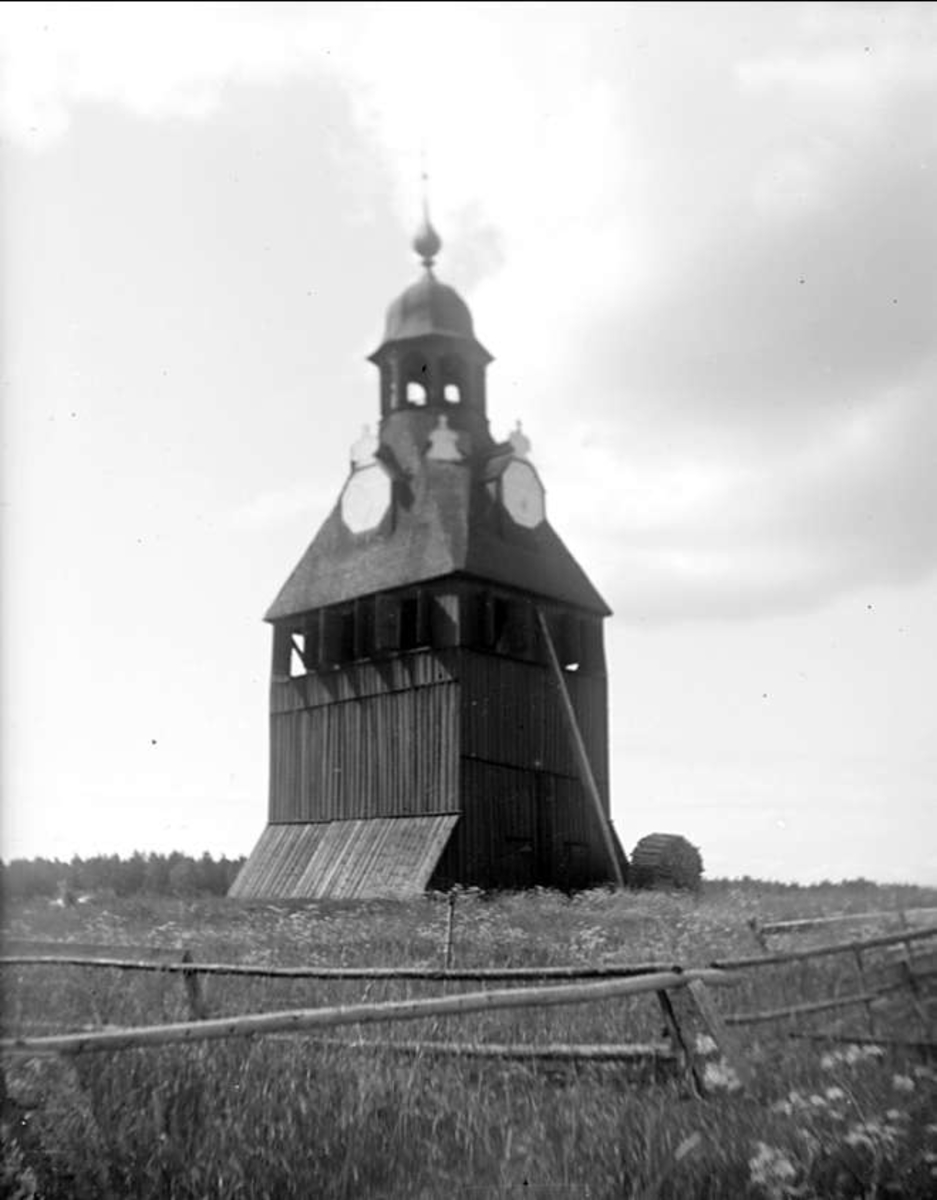 Klockstapeln vid Veckholms kyrka, Veckholms socken, Uppland i juni 1925