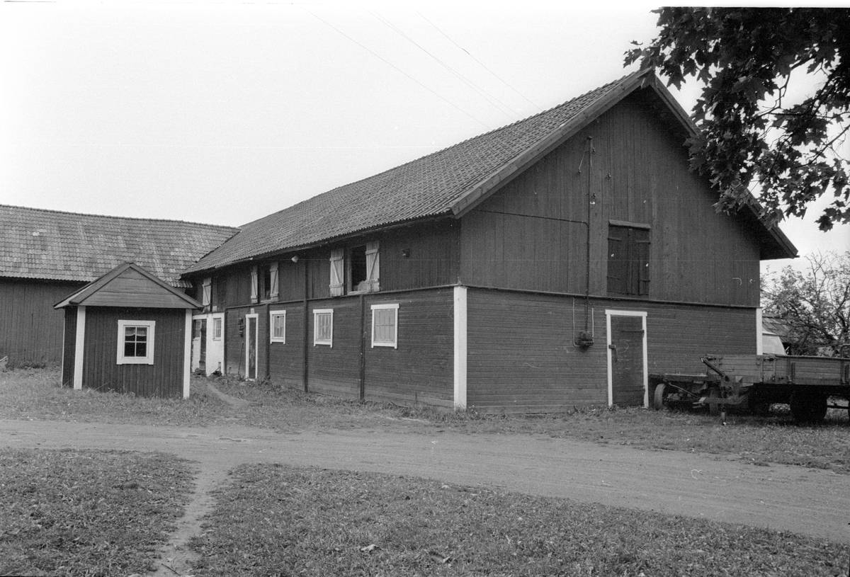 Brunnshus, stall, ladugård och svinhus, Hånsta 1:10 med flera, Hånsta, Lena socken, Uppland 1978