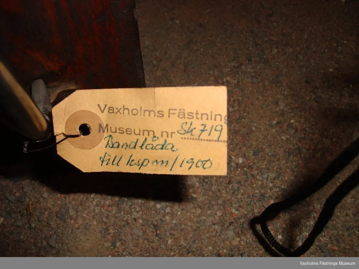 Laddband, vardera i låda av trä.
Tillbehör till kulspruta m/1900