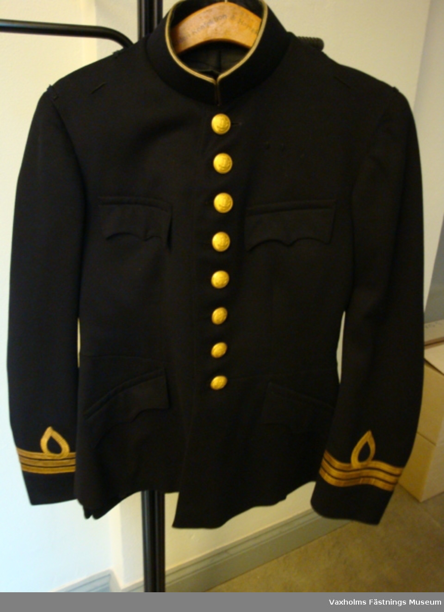 Kollett m/02 med gradbeteckning för kapten.
Med byxor.