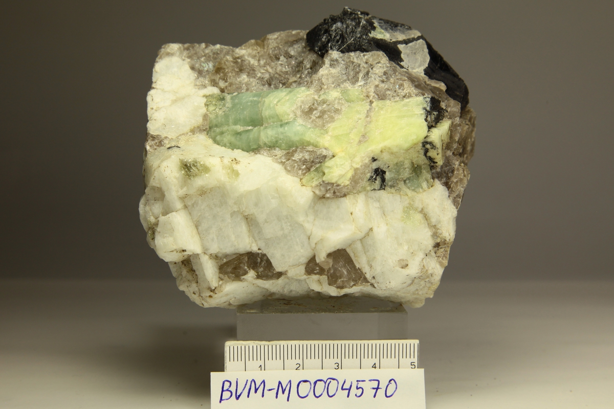 Beryllkrystaller (blek blågrønne), fluor-schörl, kvarts, feltspat