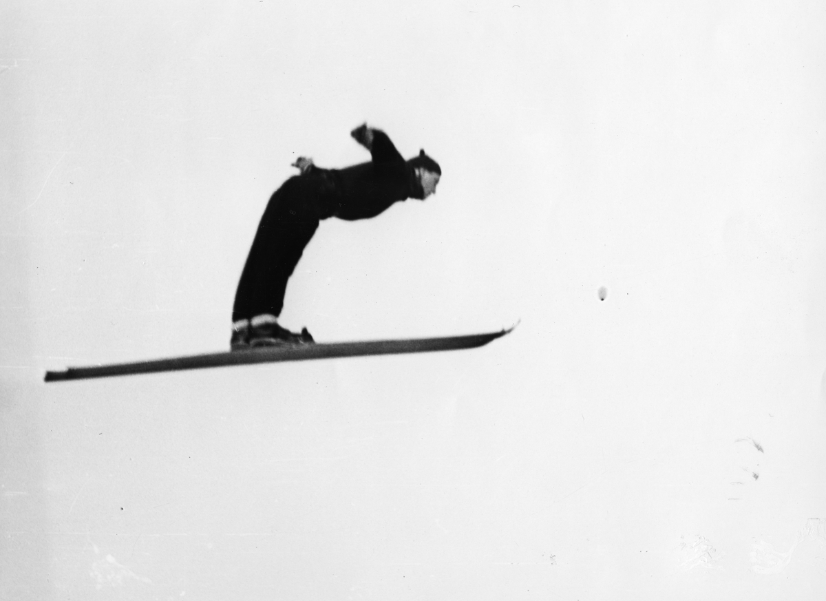 Petter Hugsted i et perfekt hopp i Hannibalbakken 1941. Petter Hugsted in a perfect jump at the Hannibalbakken jumping hill in 1941.