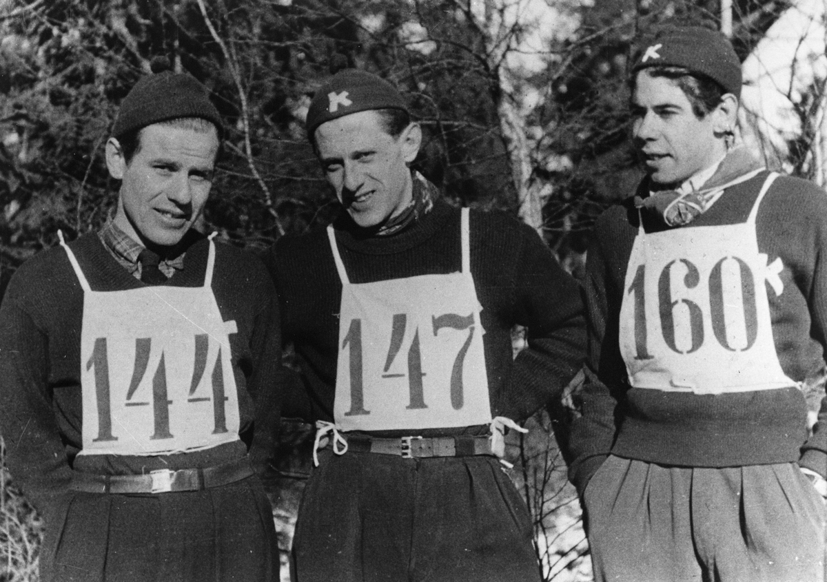 Tre Kongsberg-hoppere under NM i Tistedal 1947: Vidar Lindbo Hansen, Petter Hugsted, Ernst Knutsen. Three KIF-skiers in the National Championship in 1947: Vidar Lindbo Hansen, Petter Hugsted, Ernst Knutsen.