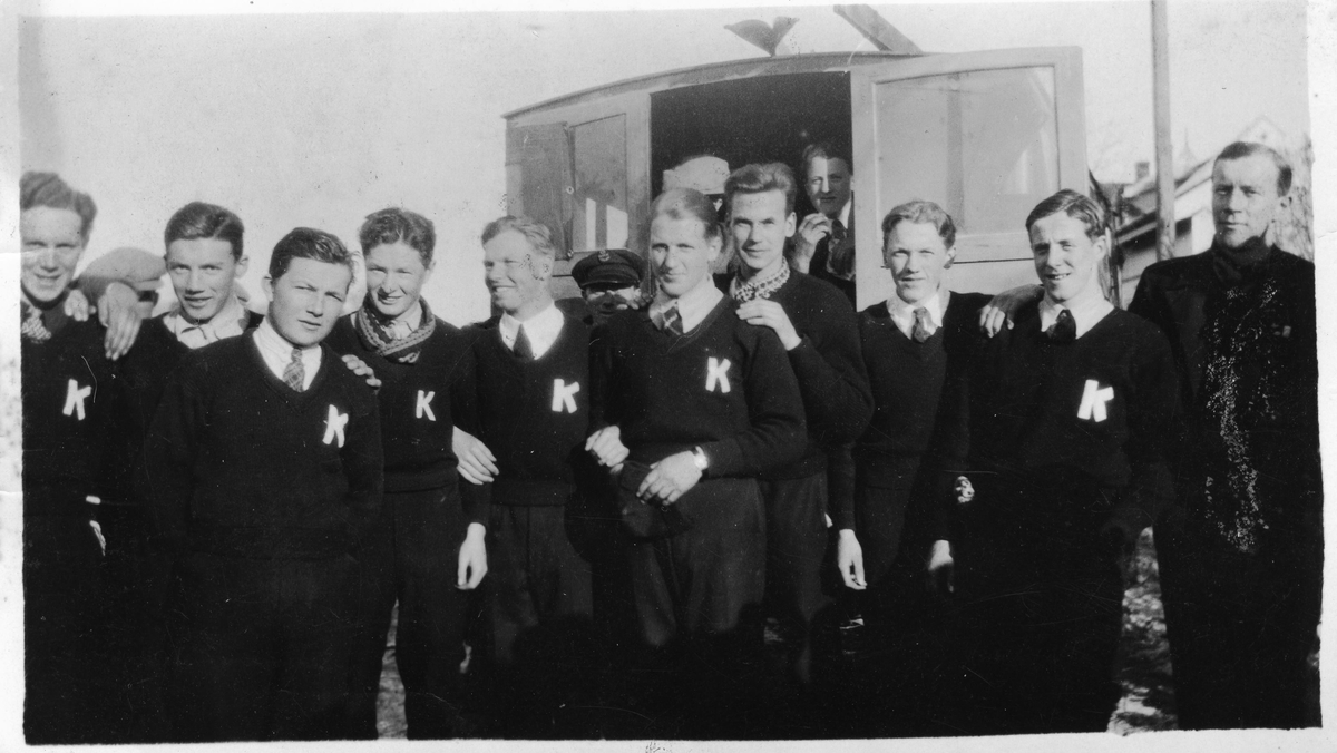 Kongsberghoppere, f.v.: Odd Fjerdingstad, Pauli Aamo, Hilmar Kjørstad, Odd Jansen, Olaf Fusche, Arne Wasstøl, Sverre Wiermyhr, Retten Borgersen, Hilmar Myhra, Hans Beck. Hilmar Myhra and Hans Beck (far right) with friends.