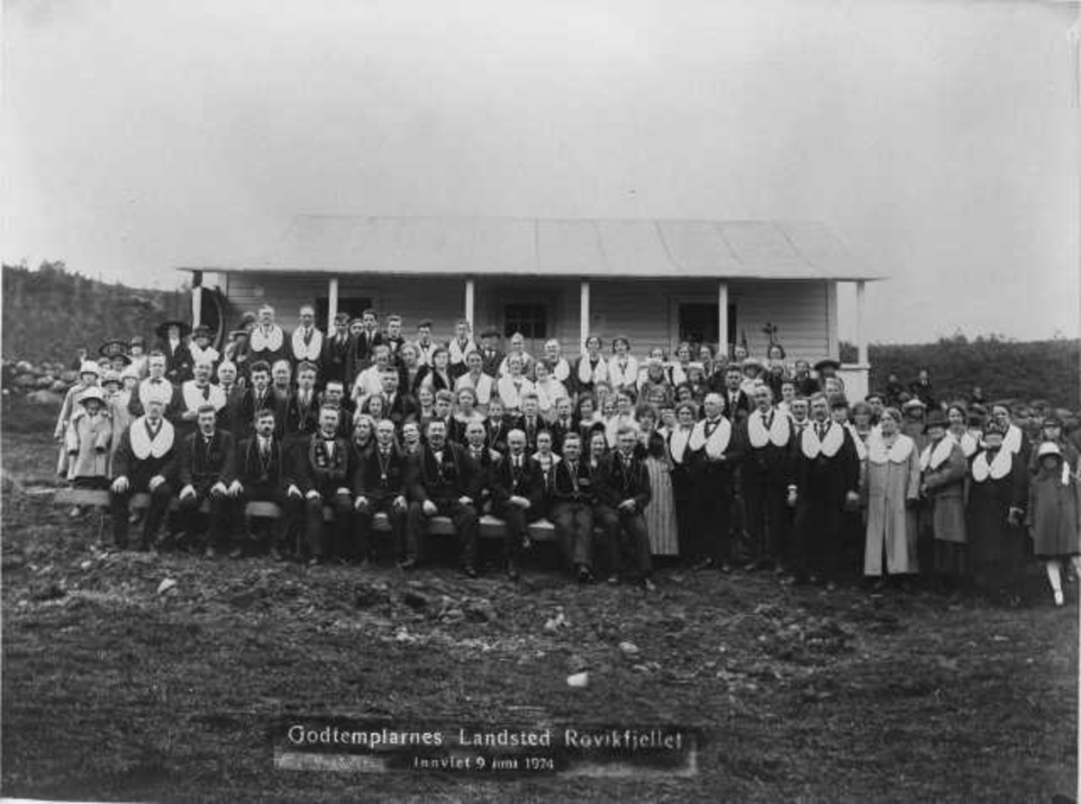 Godtemplarnes Landssted Rovikfjellet innviet 9 mai 1924: gruppe mennesker foran en hytte