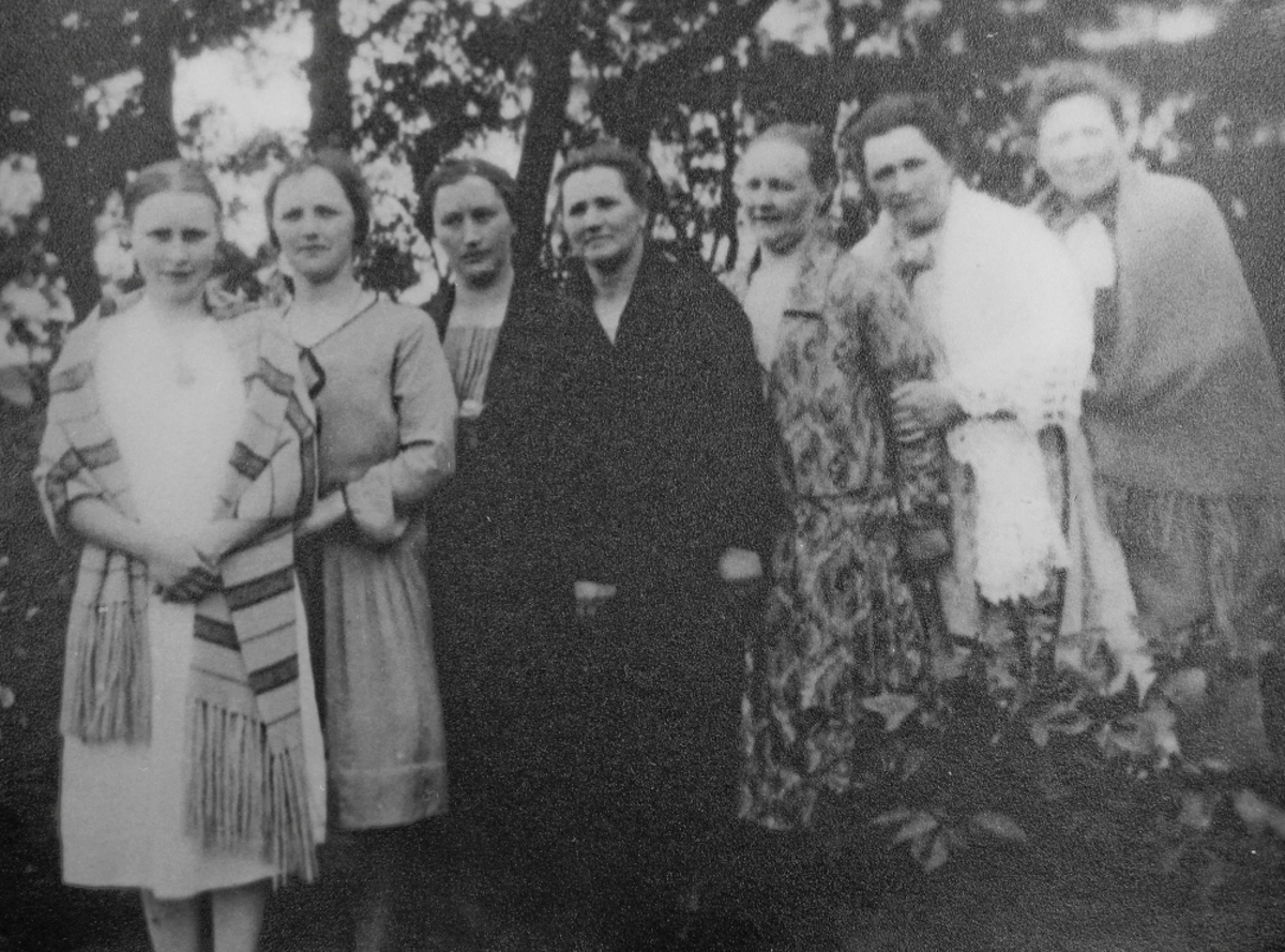Døtrene til Ole Gabriel Kverneland, grunnleggeren til Kvernelands fabrikk, f.v. Ingeborg, Gudrun, Malena, Inga Marie, Dorthea, Serina og Martha, ca. 1920