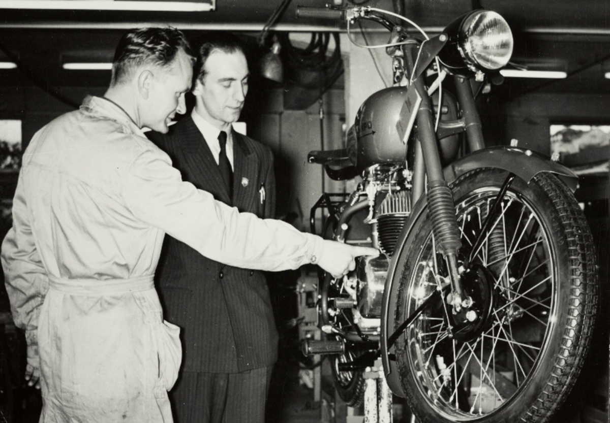 Arbeider forklarer Tempomotorsykkel, sannsynligvis på et kurs for motorsykkelreperatører