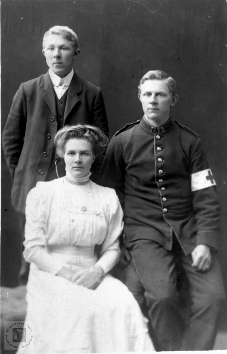 Portrett av Torkel, Syvert og Anna Homme Foss, Bjelland.