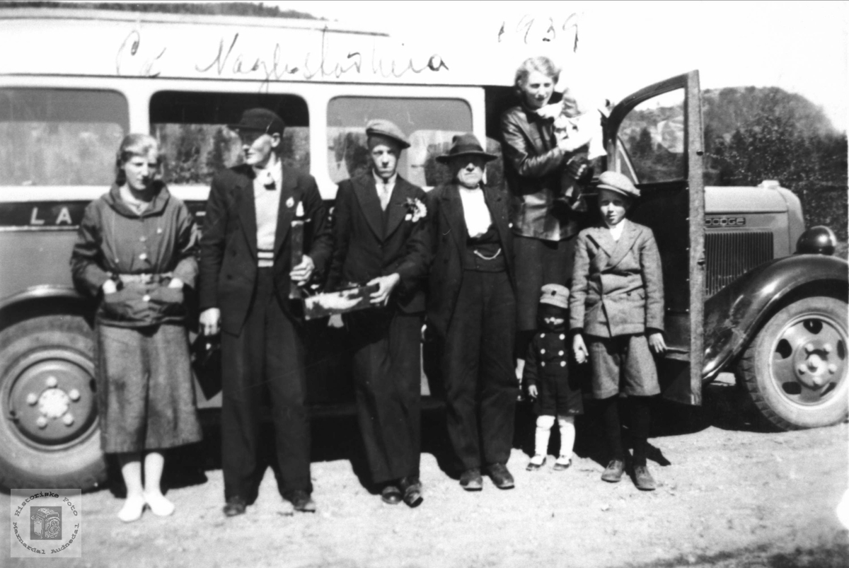 Busstur på Naglestadheia. Med røtter fra Steinsland i Hægebostad.
Bussen er en Dodge. Årsmodell ca. 1935.