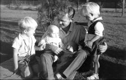 Familiebilde Abelset i Bjelland, far og barn.