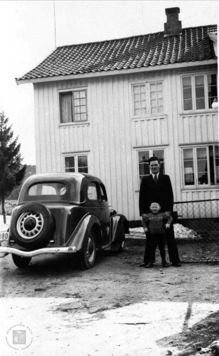 Bil og personer. Olav A. Øyslebø og Per B. Skjævesland, Øyslebø
