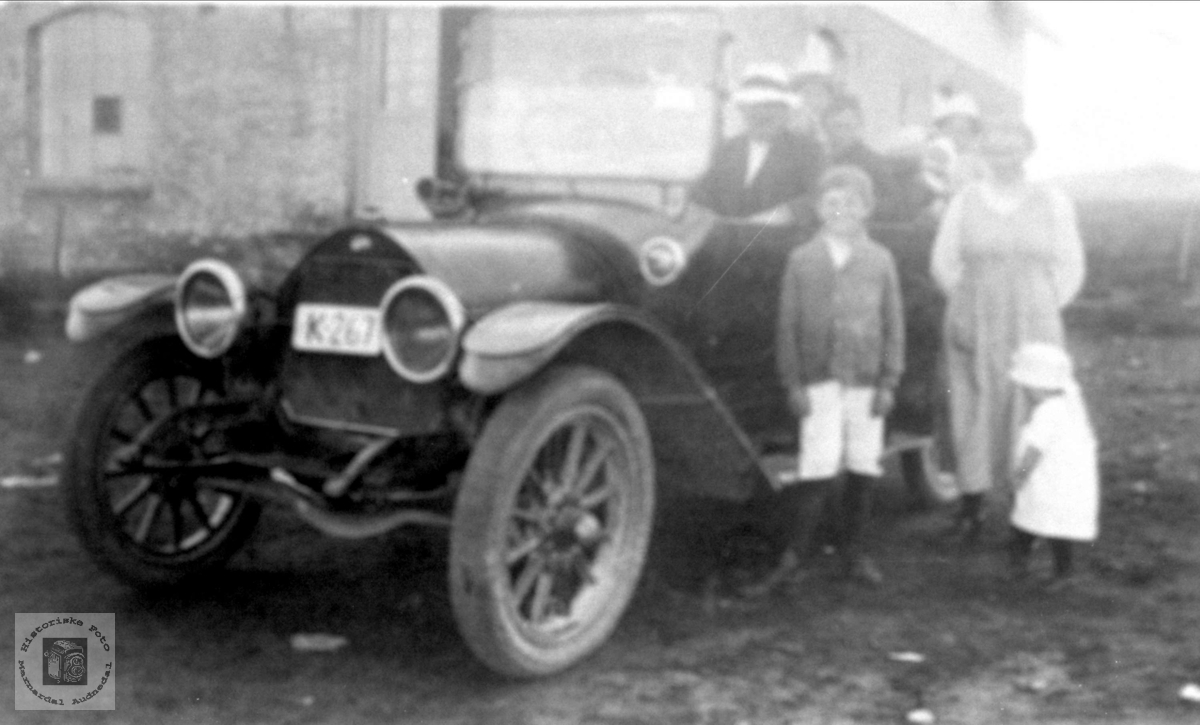 Familiegruppe ved bilen K-267.
Bilen er en 1914 Overland.
