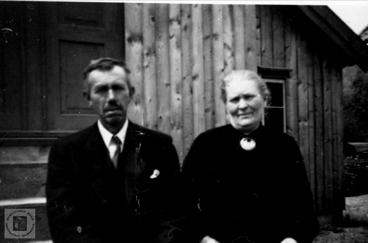 Ekteparet Gustav og Sigrid Manneråk, Øyslebø.