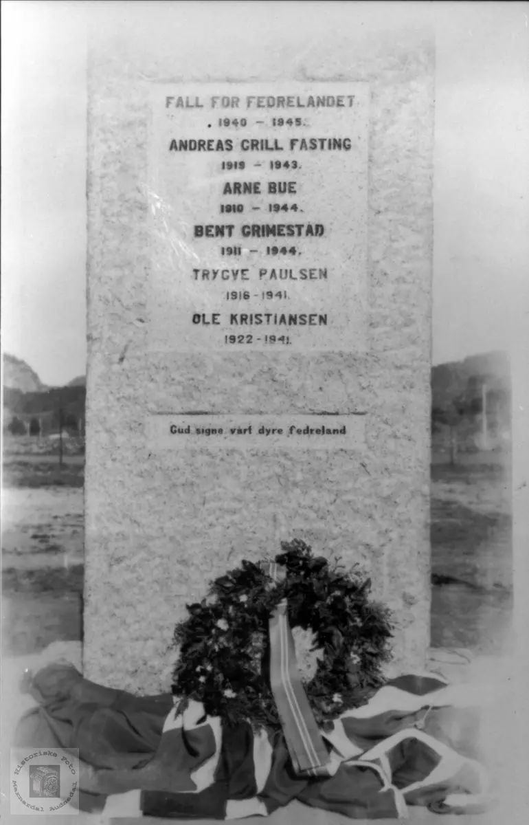 Før avdukinga av minnestøtta for falne under 2. verdenskrig på Øyslebø.