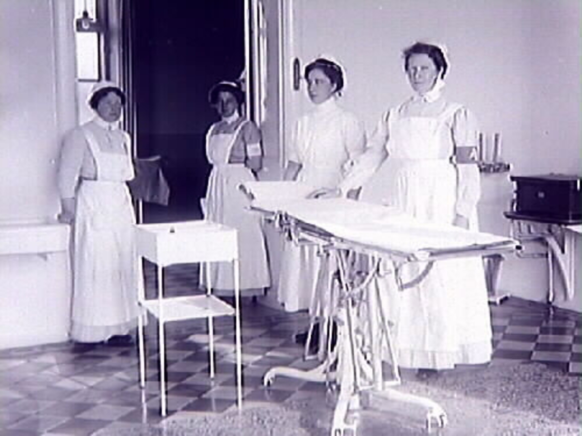 Sjuksköterskor vid ett undersökningsbord år 1912 på Kustsanatoriet Apelviken.