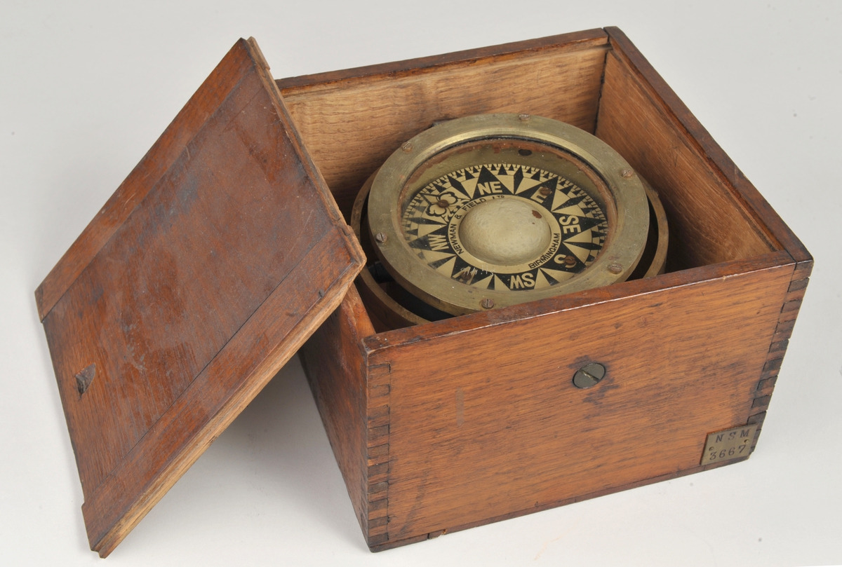 Kompass,  i  hardwood kasse
