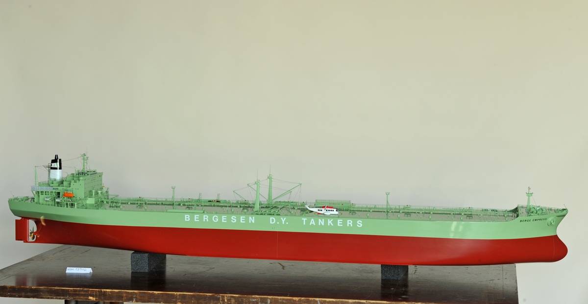 Turbintanker, rødt undervannsskrog, grønnt overbygg, hvit skorsten med sort felt øverst, rederimerket hvitt splittflagg med grønn vertikal stripe og sort anker med B.