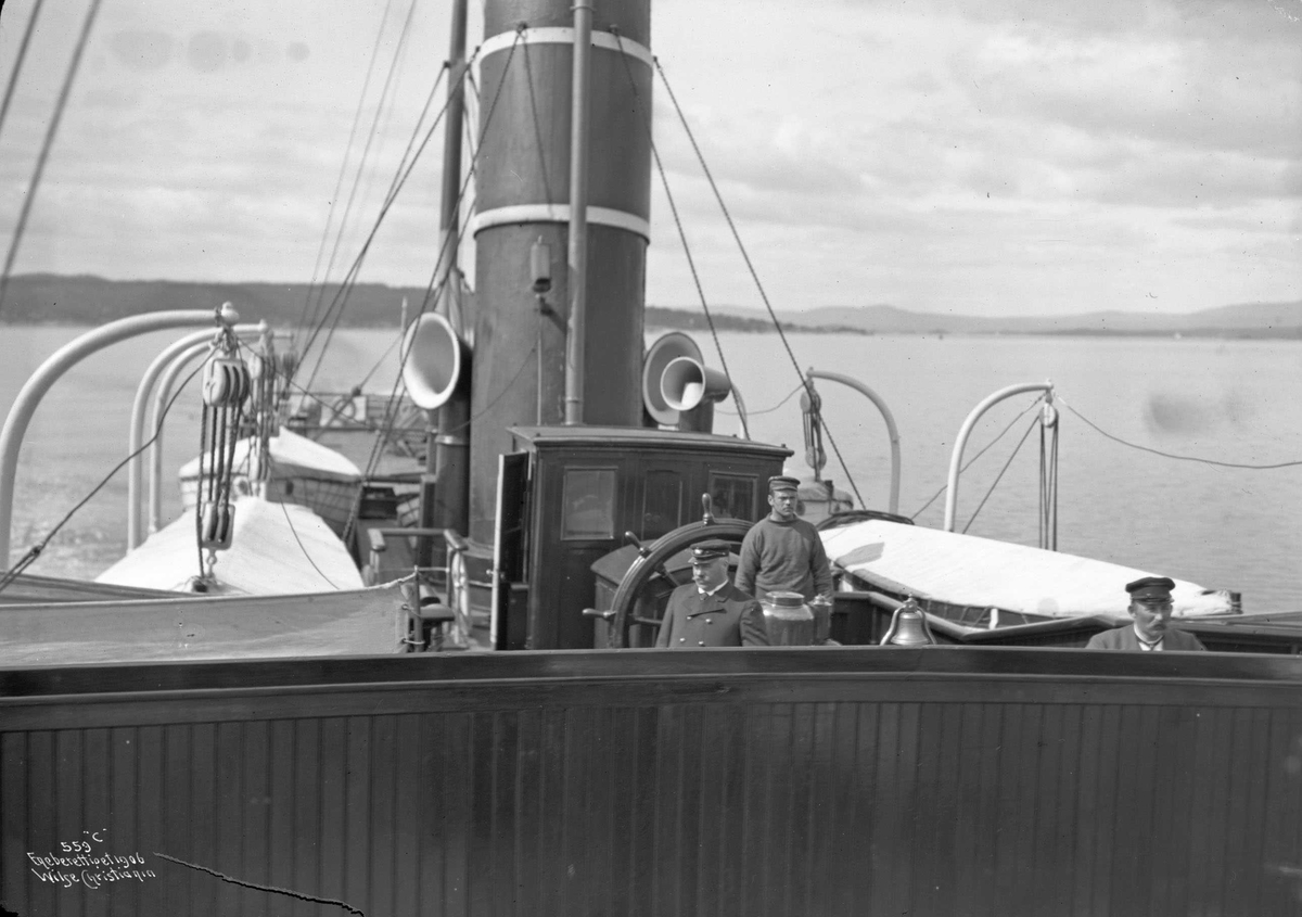 D/S Olaf Kyrre (b. 1886, Martens, Olsen & Co., Bergen), kapteinen sett fra riggen