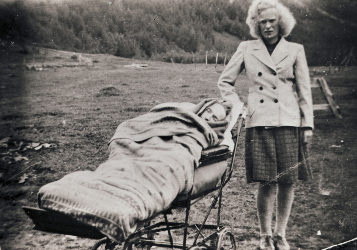 En ung kvinne med sin syke mor før evakueringen i 1944