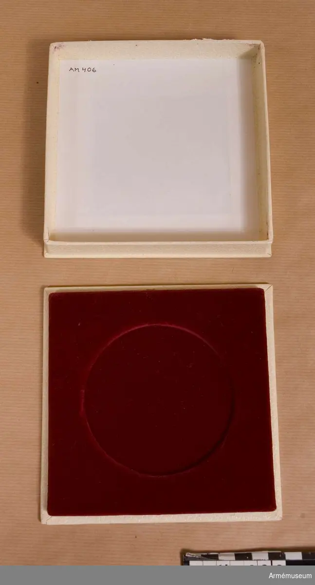Ask till minnestecken från Österrikiska Heeresunteeoffizierschule.
Pappask överdragen med klot. Röd sammet i botten med försänkning för medaljongen.
Samhörande nr är 294-299, 321-350, 400-448 (405-406)