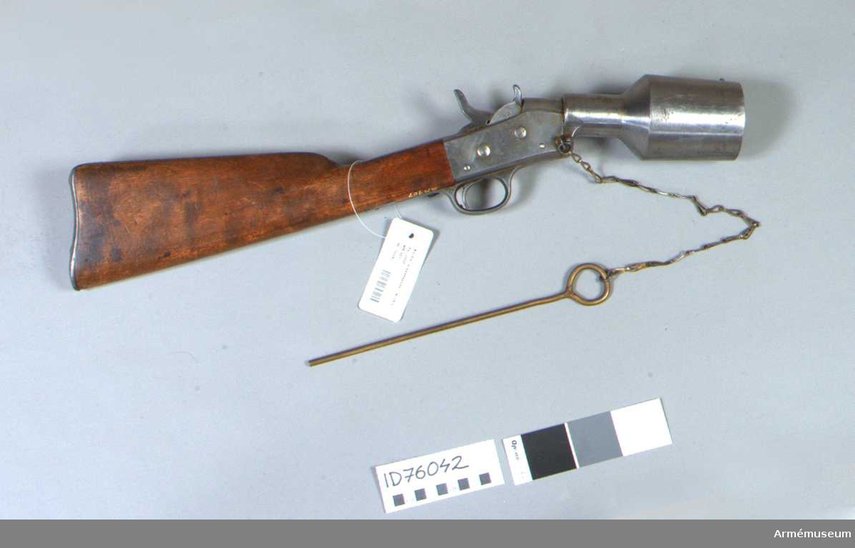 Med Remingtonmekanism tillverkad i Eskilstuna 1877. Samhörande plunderstake fastkedjad vid vapnet. Eldrörets längd: 160 mm.
