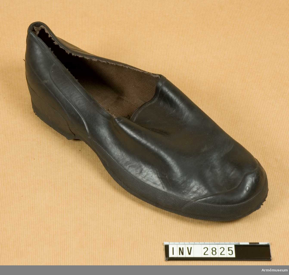 Galosch m/1939?, H, officer.Stl 44. Av svart gummi; skall vara av samma färg som skodonet. Fodrad med en slags trikåväv på insidan. I botten märkt "Ryska gummifabriksaktiebolaget Malmö, Made in Sweden, 44 AG".