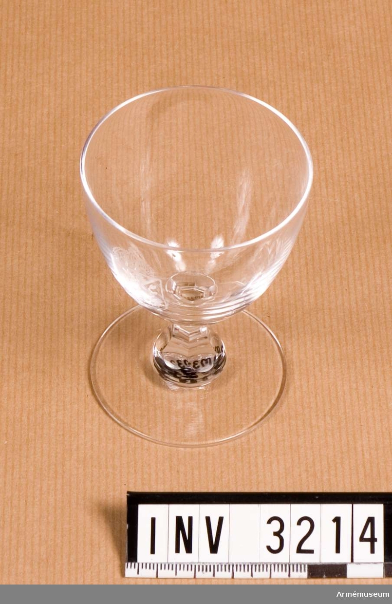 Av kristallglas med etsat vapen i form av en krönt, halverad sköld med folkungalejonet. Användes till sherry, snaps? och  portvin.