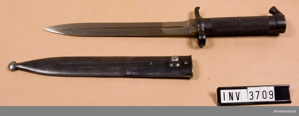 Knivbajonett m/1896 till gevär m/1896, m/1938/samt automatgevär m/1942.

Består av en bajonett med samhörande balja av stål.

Helt tillverkad av stål med rörformigt lättrat grepp med konisk låsknapp och pipring. 

Rak, eneggad klinga med smal blodskåra på båda sidor.