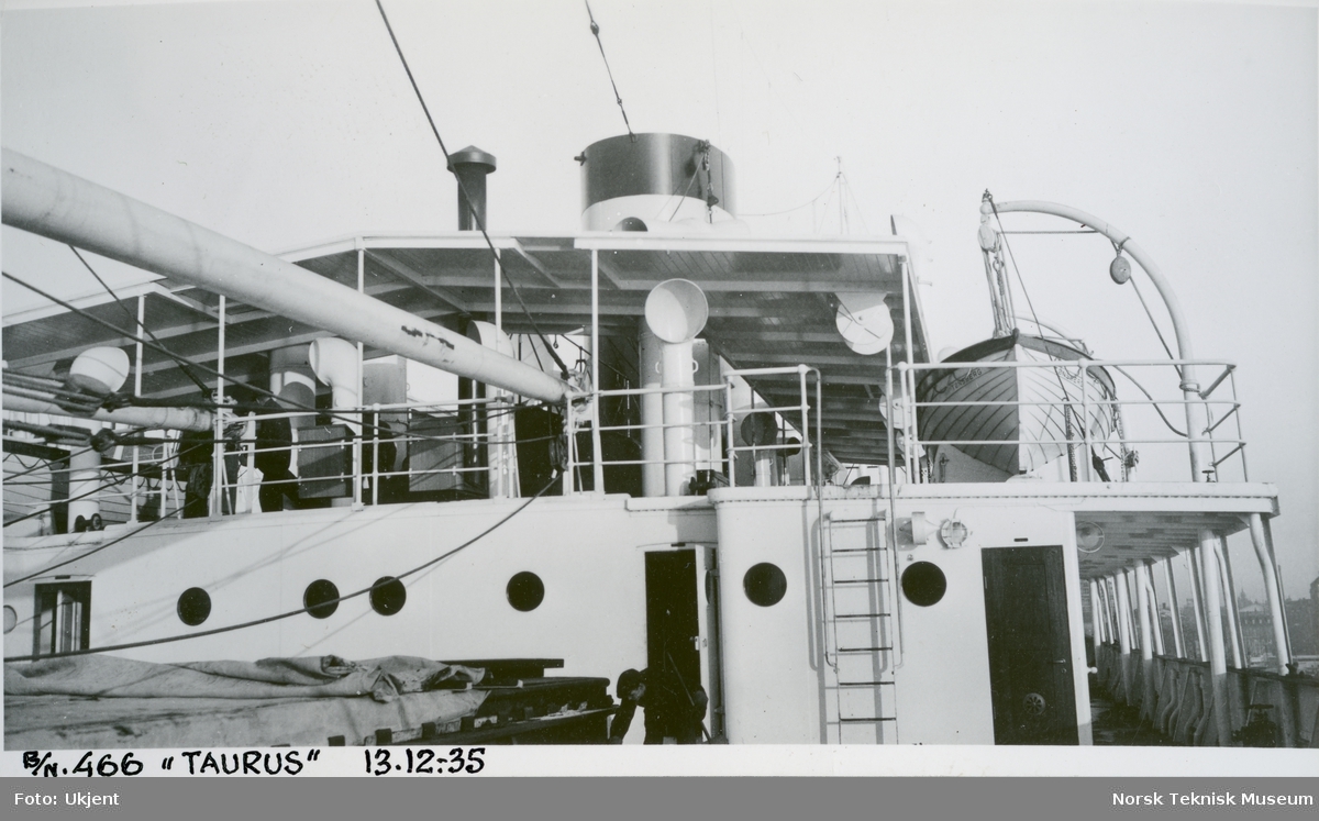 Dekket på passasjer- og lastebåten M/S Taurus, B/N 466, under prøvetur i Oslofjorden 13. desember 1935. Skipet ble levert av Akers Mek. Verksted i 1935 til W. Wilhelmsen, Oslo og Ørsnes (Tønsberg).